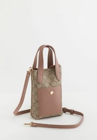 Brun och beige mönstrad väska med en strukturerad form, dubbla handtag och avtagbar rem; har en framficka med en guldfärgad knapp.