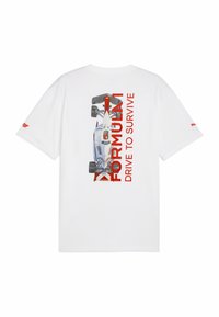 Hvid bomulds T-shirt med et bagtryk af en Formel 1 bil og teksten "FORMULA 1 DRIVE TO SURVIVE" i fed rød skrift.