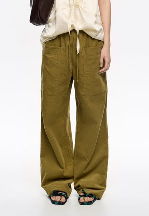 MINI MAXI BOLSILLOS - Pantalones - oliva