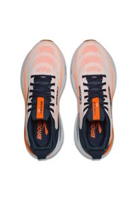 Lichte hardloopschoenen met een rozenkleurig mesh bovenwerk, marineblauwe accenten en oranje details. Voorzien van platte veters en gevoerde zolen.