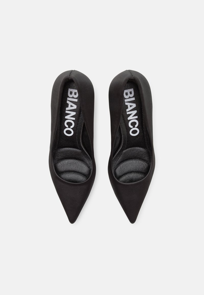 Schwarze spitze Absatzschuhe mit einer glatten, matten Oberfläche, gepolsterten Innensohlen und "BIANCO"-Branding auf den Innensohlen.