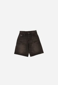 Shorts en denim noir avec une coupe droite, cinq poches, fermeture à bouton à l'avant et décoloration subtile. Présente des détails de marque sur la taille.