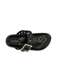 Sandalo in pelle nera con design a fascia perforata e un accento di fibbia quadrata in argento. Finitura liscia con plantare sagomato.