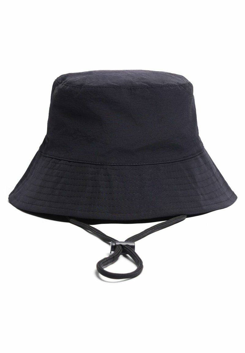 Sombrero tipo bucket negro hecho de un tejido ligero, con un ala ancha que se inclina hacia abajo y una correa ajustable en la parte inferior. Textura suave.