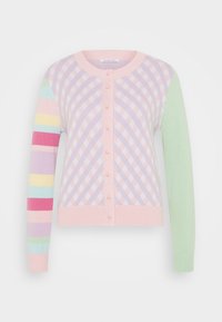 Pastellfärgad kofta med en rosa ribbad krage, knappframpart, diamantmönster och en blandning av randsydda ärmar i ljusa färger.