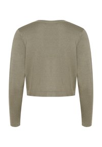 Olivgrüner, taillierter Pullover mit langen Ärmeln, leichtem Strickmuster, weitem Ausschnitt und subtilen Rippendetails am Saum und an den Bündchen.