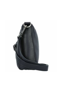 Borsa a tracolla in pelle nera con texture, dettaglio ad anello in argento e tracolla regolabile, vista di lato su uno sfondo bianco.