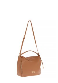 Borsa a spalla in pelle marrone con una texture liscia, dotata di chiusura con zip, manico corto e tracolla lunga regolabile. Dettaglio logo dorato.