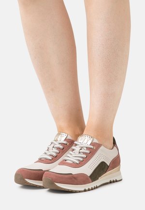 Tenisky s kombinací světle růžové, béžové a tmavě zelené semišové kůže a kůže. Mají perforovaný design, texturované tkaničky a mírný podpatek.