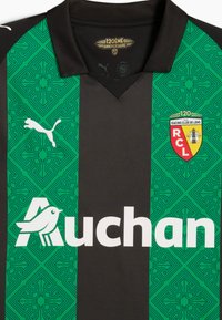 Zeleno-čierny dres so vzorovaným dizajnom. Obsahuje výstrih do V, logo Puma a označenie 'Auchan'. Takisto je viditeľný znak RCL.