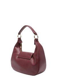 Borsa a mano in pelle bordeaux con una texture morbida, forma curva e manico corto. Presenta una tasca frontale e dettagli in metallo color oro.
