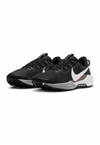 Scarpe da corsa nere con tomaia in mesh testurizzato, logo Nike bianco e suola in gomma resistente con battistrada pronunciato per una buona trazione.