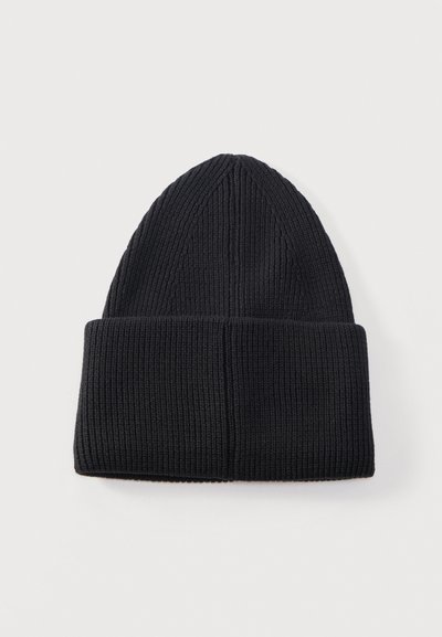 Μαύρο ριμπ πλεκτό σκουφάκι με διπλωμένη μπάρα, σε απλό λευκό φόντο.