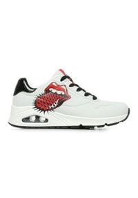 Sneaker bianco con design grafico rosso e nero che presenta labbra e punte. Materiale liscio, dettagli neri e ammortizzazione d'aria visibile nella suola.