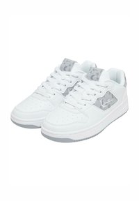 Pāris baltu zemu virsmas sporta apavu ar pelēka rakstaina auduma paneļiem un baltām šņorēm, paredzēti ikdienas valkāšanai.