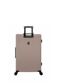 Harde koffer in metallic rosegoud. Heeft een verticale ribbels, een zwarte handgreep, zijwielen en een klein logo aan de voorkant.