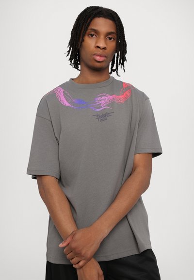 PHOBIA ARCHIVE CIRCLE SNAKE PRINT AND METAL LABEL - T-shirt con stampa - stone wash