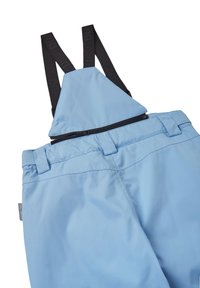 Salopete impermeabile de culoare albastru deschis, cu bretele negre ajustabile, fermoar frontal și buzunare laterale, având o textură netedă și strălucitoare.
