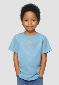 Lichtblauwe katoenen T-shirt met korte mouwen, voorzien van oranje geborduurde tekst "SKATE THE HORIZON" op de voorkant. Vlotte textuur.