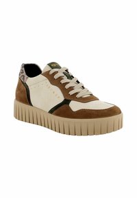 Sneaker in suede marrone e crema con accenti verdi, suola texture e stampa leopardata sul tallone. Presenta lacci beige e un marchio sul lato.