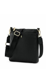 Czarna torebka crossbody z fakturowanej skóry, z regulowanym paskiem i hardwarem w odcieniu złota, w tym zamek błyskawiczny i zapięcia.
