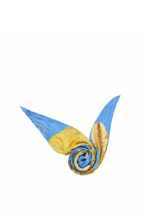 Écharpe à motifs bleu et jaune torsadée en spirale avec deux extrémités pointues sur fond blanc.