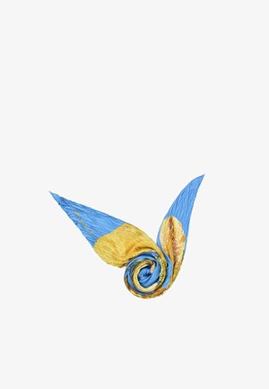 Sciarpa con motivo blu e giallo attorcigliata a spirale con due estremità appuntite su sfondo bianco.