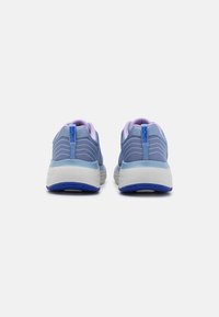 Himmelblaue Sportschuhe mit einem strukturierten Mesh-Obermaterial, lila Akzenten und einer weißen Sohle mit einer blauen Gummilaufsohle.