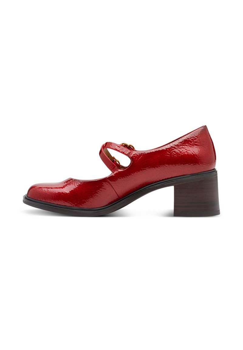 Chaussure en cuir verni rouge avec un bout arrondi, des découpes et un talon en bois de hauteur moyenne. Présente une bride avec des accents en métal doré.