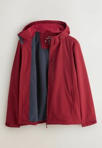 Veste imperméable rouge avec une capuche, dotée d'une doublure intérieure bleu marine et d'une poche zippée à l'avant. Texture lisse et ourlet ajustable.
