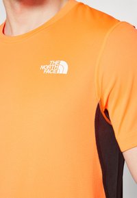 The North Face LIGHTBRIGHT TEE - Spordi T-särk - vivid flame/black
