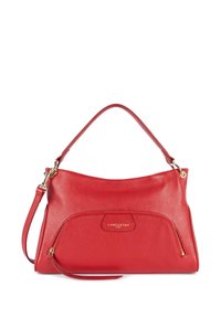 Borsa a mano in pelle rossa con una texture liscia, una maniglia superiore e una tracolla removibile. Presenta una tasca con zip e dettagli in hardware dorato.