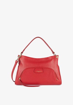 Sac à main en cuir rouge avec une texture lisse, une poignée supérieure et une bandoulière amovible. Comprend une poche zippée et des accents en métal doré.
