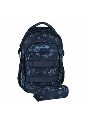 Zaino nero McNeill e astuccio abbinato con motivi floreali e di libellule blu, molteplici scomparti con zip e cinturini frontali.