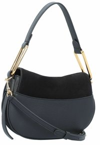 Strukturierte Handtasche aus einer Kombination von genarbtem schwarzem Leder und weichem schwarzem Wildleder. Mit goldenen Hardware-Details und einem abnehmbaren Schulterriemen.