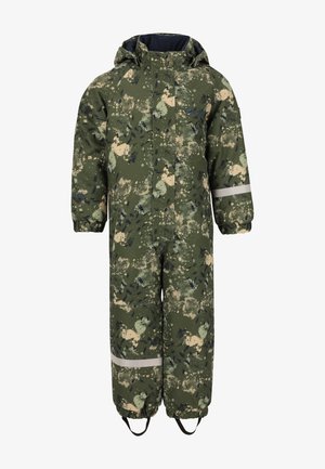 Grøn camouflage sne-dragt med hætte, der har et tekstureret mønster, reflekterende striber og elastiske manchetter ved ankler og ærmer.