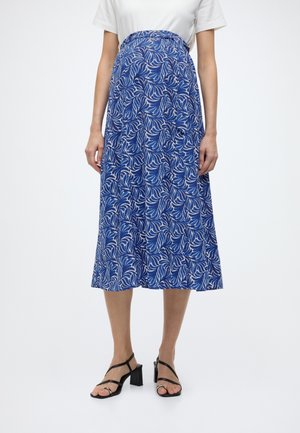 Niebieska spódnica midi z wirującym białym wzorem liści. Wykonana z lekkiego materiału, posiada dopasowaną talię i delikatnie opada do dołu.