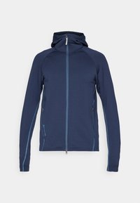 Marineblå zip-up hoodie med lysere blå syninger, to lynlåslommer på siden og hætte, præsenteret på en hvid baggrund.