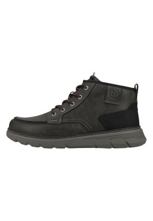 Zwarte hoge casual schoen met grijze zool, veters aan de voorkant en een gestikt logopatch aan de zijkant.