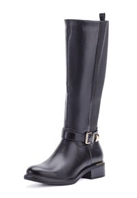 Bota de cuero negra hasta la rodilla con tacón bajo y hebilla decorativa en el lateral sobre un fondo blanco.
