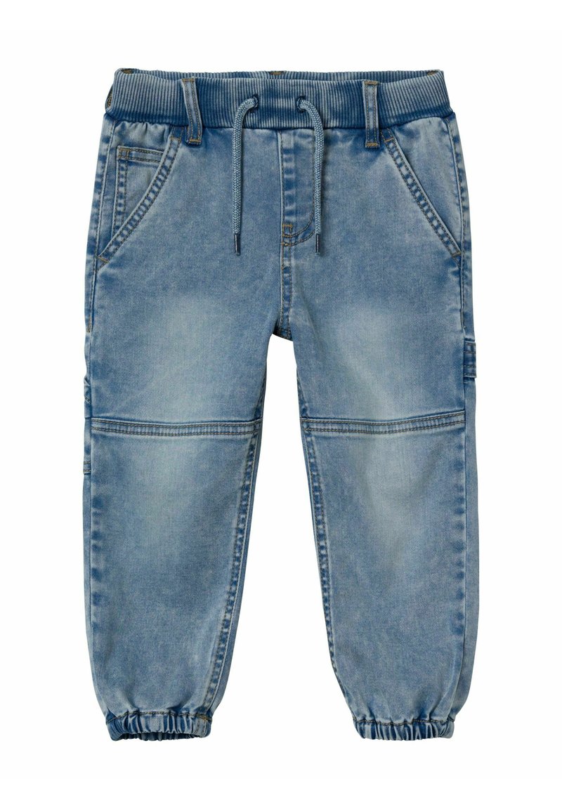 Pantaloni jogger in denim di colore azzurro chiaro con vita elastica, coulisse e polsini elasticizzati. Presentano quattro tasche e dettagli di pannello cucito.