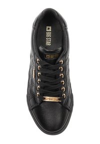 Czarne sneakersy z pikowanym wzorem, teksturowana skóra, złote akcenty i czarne sznurowadła. Posiadają markową wkładkę i metalowe elementy.