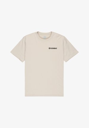 Beige katoenen t-shirt met korte mouwen, ronde hals en een klein zwart "ELEMENT" logo gedrukt op de linkerkant van de borst.