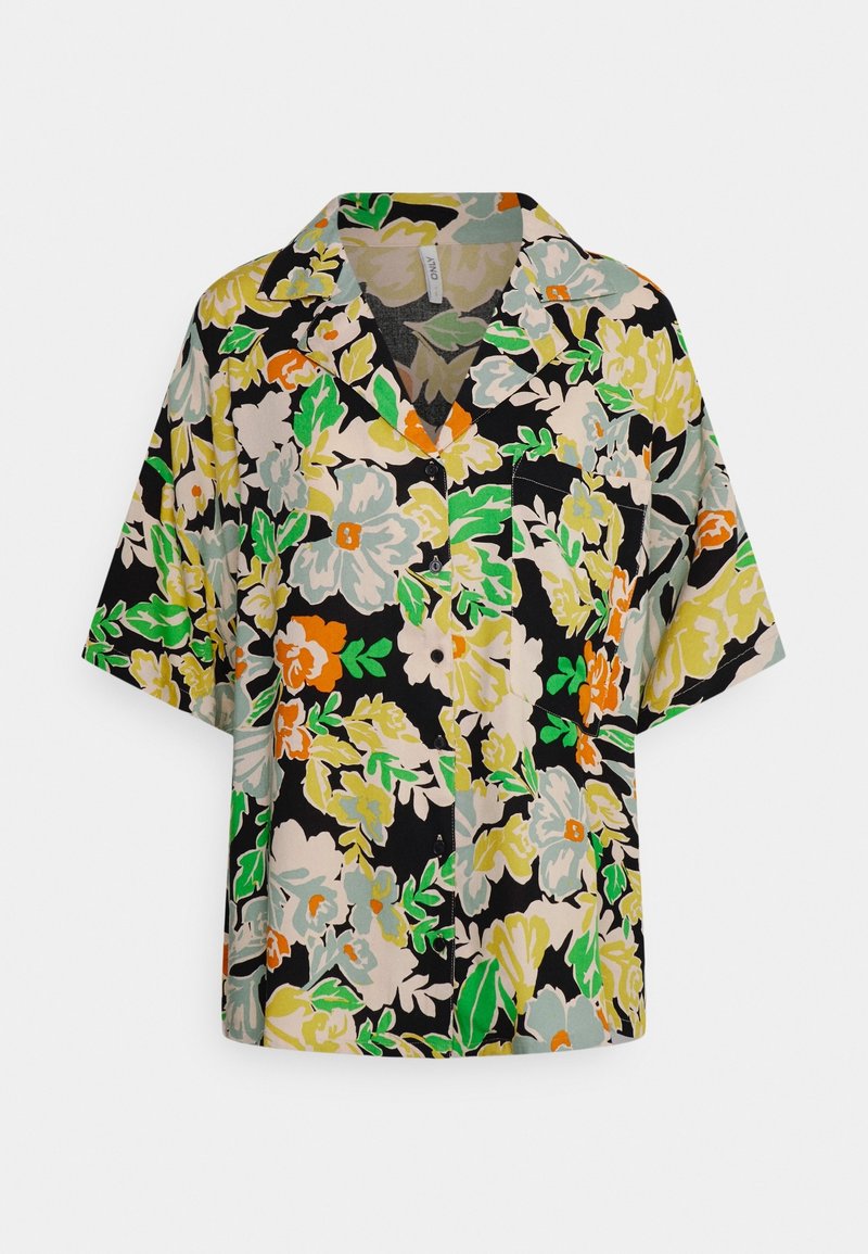 Kurzarmhemd aus schwarzem Stoff mit einem lebhaften Blumenmuster in Grün, Orange und Hellblau; lässiger Kragen und Knopfverschluss.