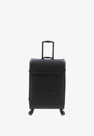 Valise verticale noire à roulettes avec poignée télescopique étendue, poche avant zippée et quatre roues pivotantes sur fond blanc.