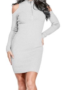 Robe en tricot côtelé gris avec des manches longues et des découpes épaules nues, présentant un col haut et une longueur courte. Fermeture zip au niveau du cou.
