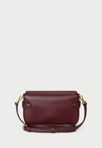 Burgundská kožená kabelka cez rameno s obdĺžnikovým tvarom, zlatými kovovými časťami, odnímateľným popruhom, hladkým povrchom a jemnými švovými detailmi.