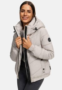 Svijetlosiva puffer jakna s kapuljačom, s prednjim zatvaračem, elastičnim manžetama i bočnim gumbima. Uključuje okrugli logo na rukavu.