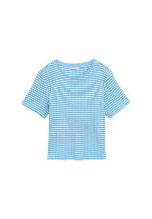 Gaiši zils krekls ar horizontālām baltām svītrām, īsām piedurknēm, apaļu kaklu un brīvu griezumu. Izgatavots no mīksta kokvilnas materiāla.