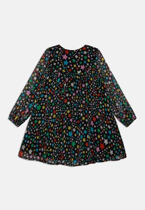 Vestido negro con mangas largas, con un patrón de estrellas coloridas en varios tamaños. Tela suave y transparente con cintura fruncida para un diseño fluido.